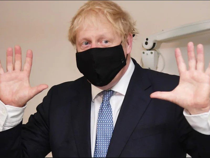Johnson uważa, że każdy, kto kwestionuje szczepionki, jest wariatem, w przeciwieństwie do niego