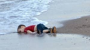 Trzyletni chłopiec Alan Kurdi utonął u wybrzeży Bodrum w Turcji, ponieważ jego ojciec był przemytnikiem uchodźców i zabrał rodzinę ze sobą łodzią zdatną do żeglugi. Ostatecznym celem była Szwecja, gdzie ojciec chciał mieć darmowe implanty dentystyczne.